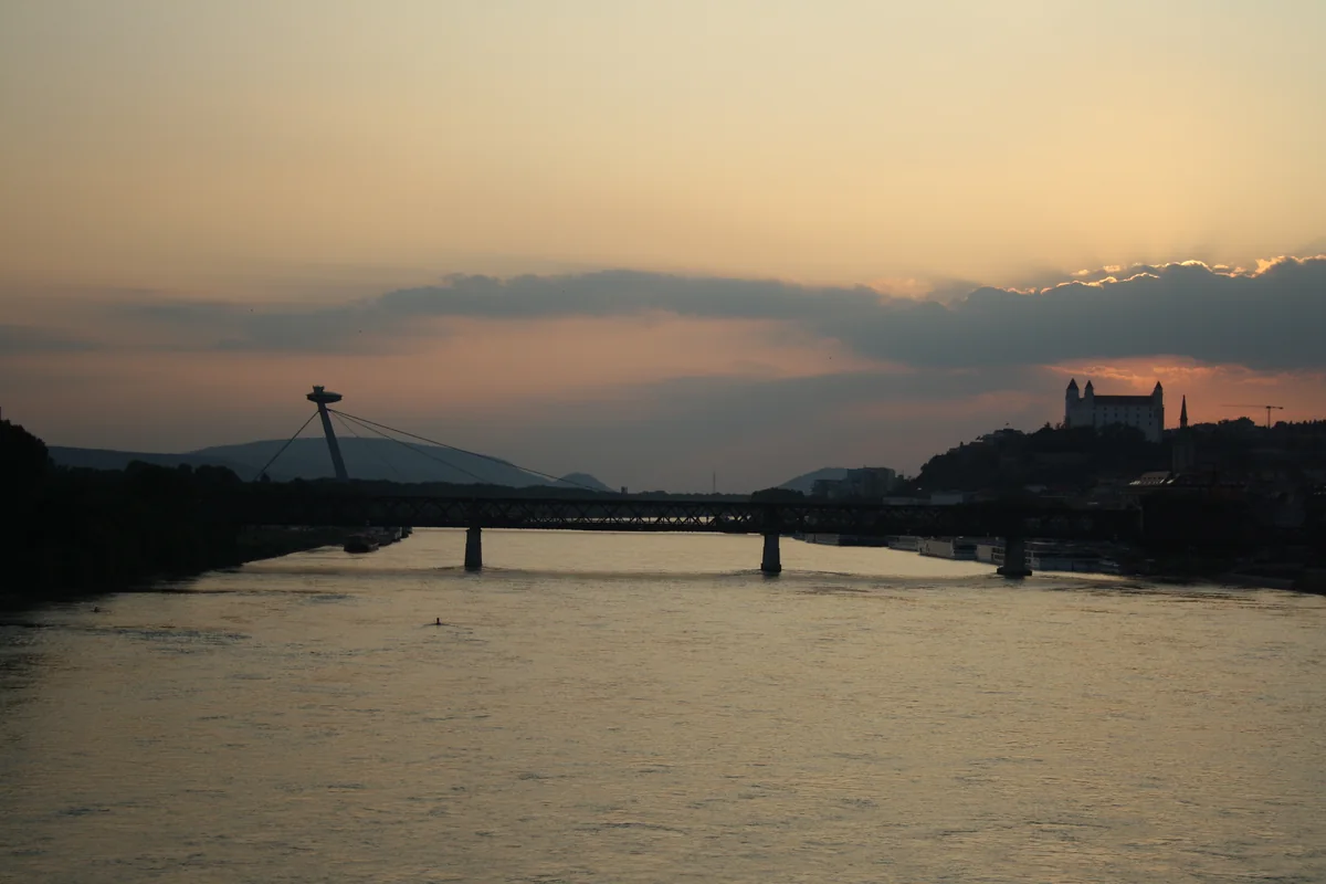 Bratislava an der Donau mit Burg und SNP-Brücke bei Sonnenuntergang